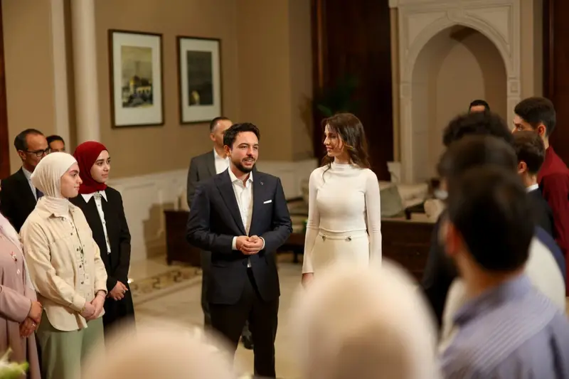 عاجل |ولي العهد والأميرة رجوة يهنئان أوائل الثانوية العامة في قصر بسمان