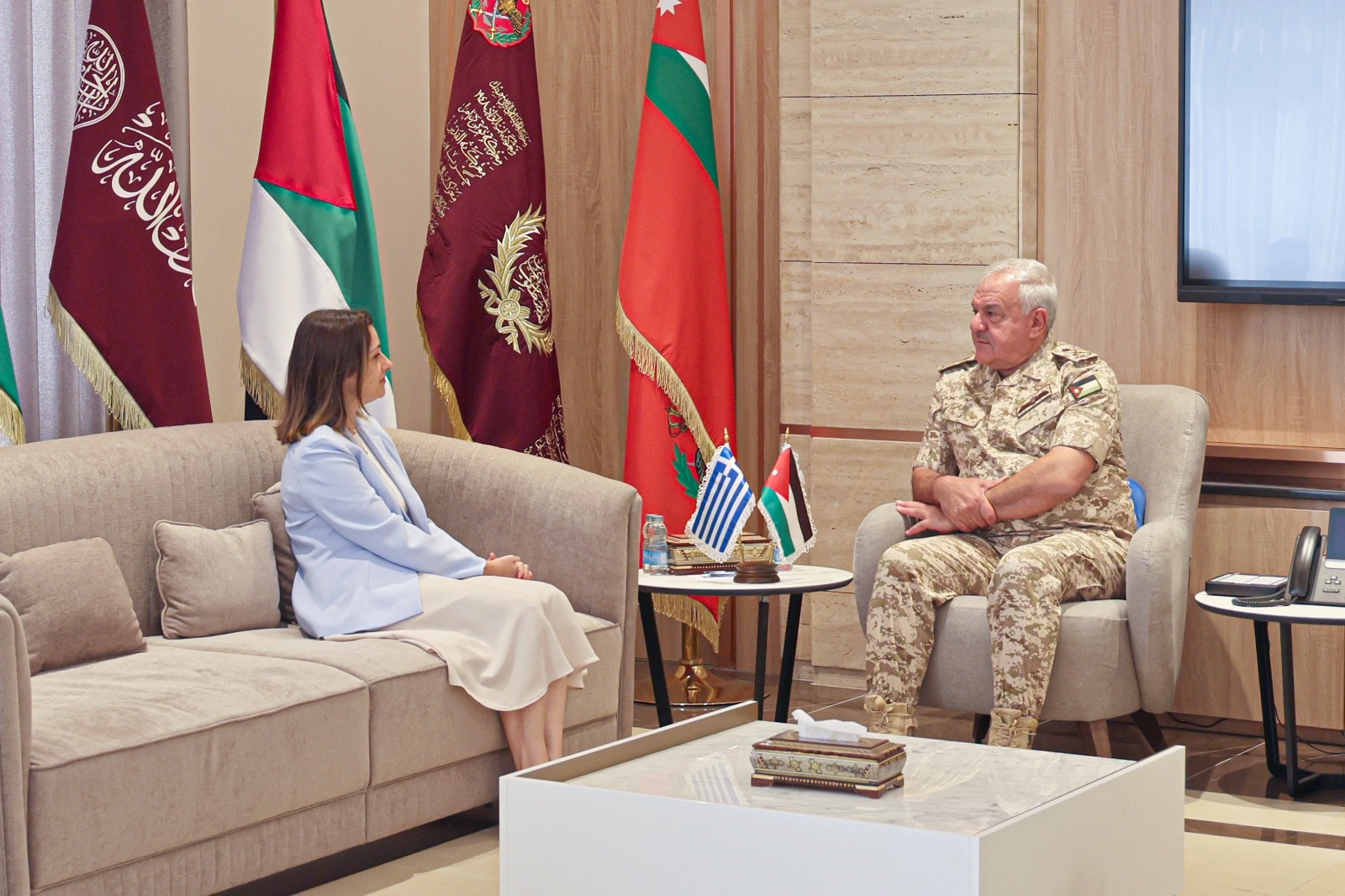 اللواء الركن الحنيطي يستقبل السفيرة اليونانية في عمّان