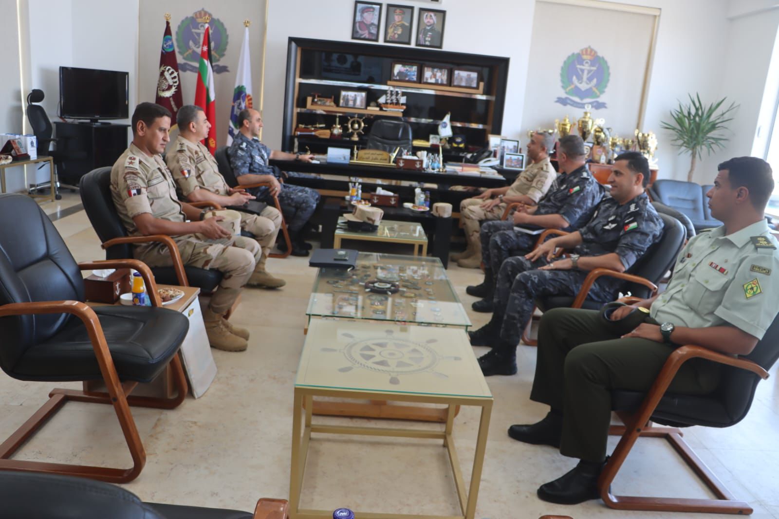 وفد عسكري مصري يزور القوة البحرية والزوارق الملكية