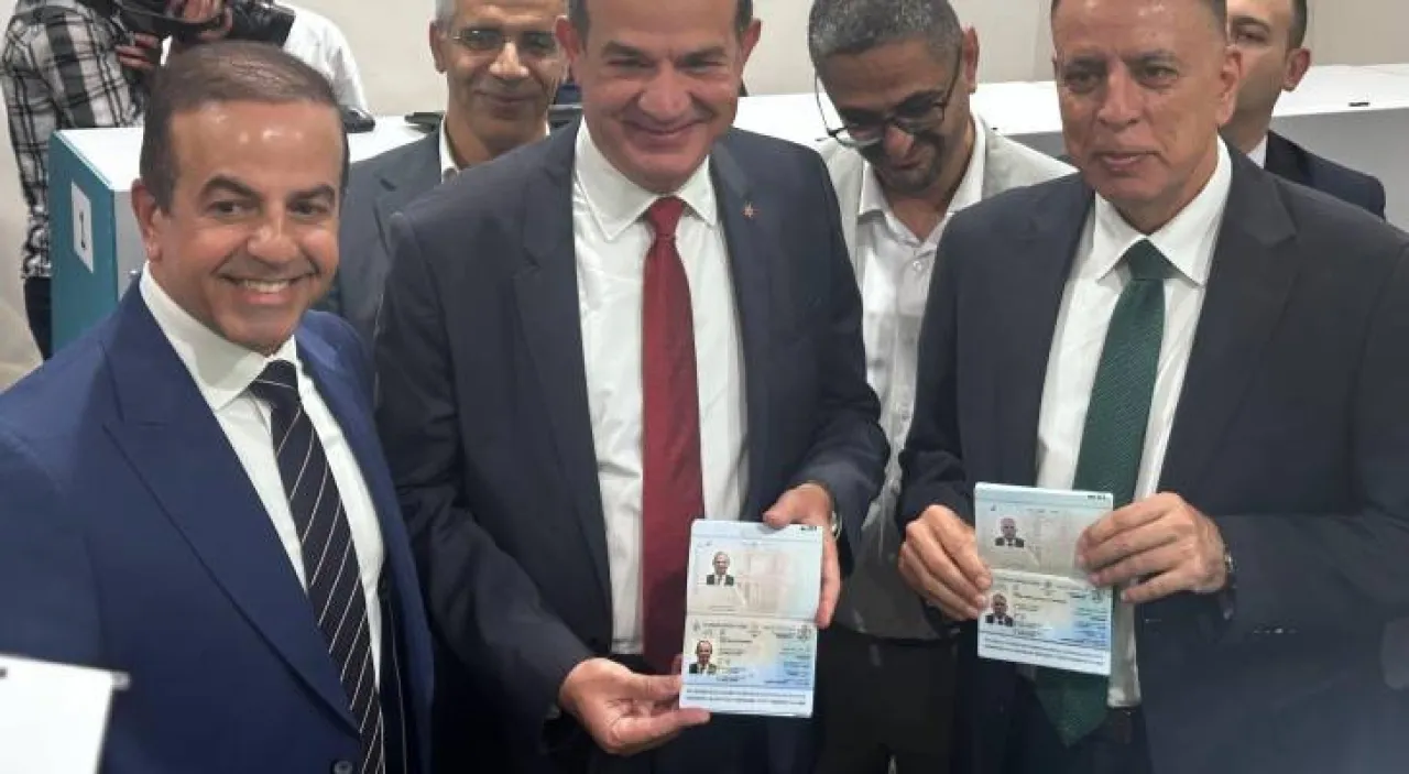 دائرة الأحوال المدنية تصدر أول جواز سفر إلكتروني في الأردن