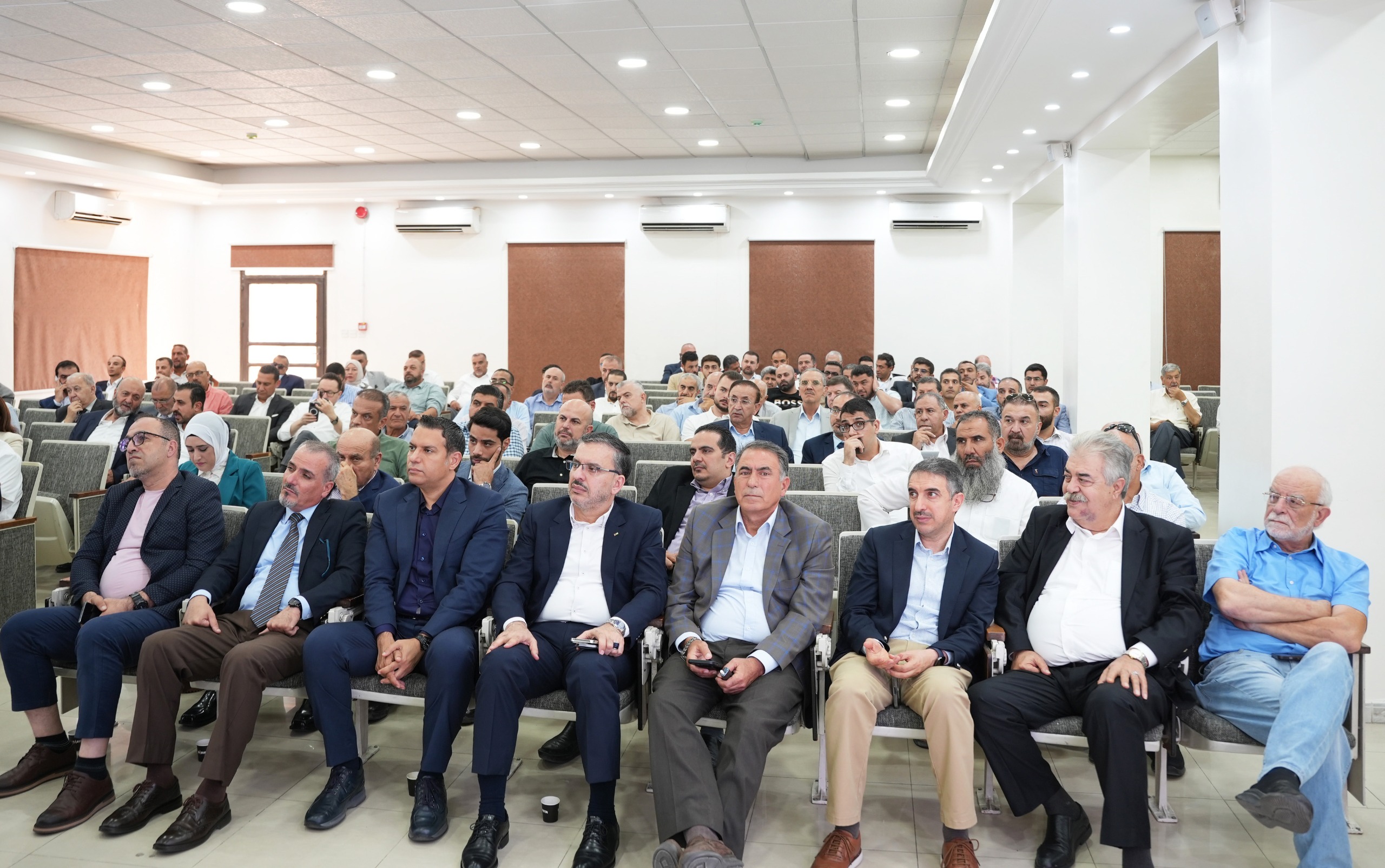 صورة حول : خلال لقاء بصناعيي سحاب والموقر الجغبير: "صناعة عمان" تطرح عطاء أرض المعارض ومركز الاعمال خلال لقاء بصناعيي سحاب والموقر الجغبير: "صناعة عمان" تطرح عطاء أرض المعارض ومركز الاعمال