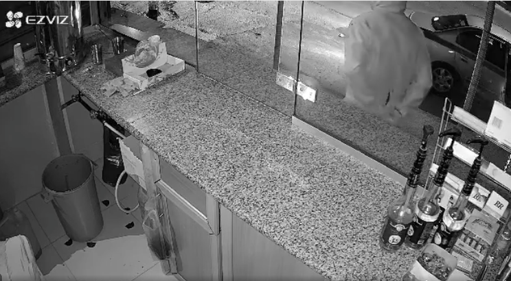 عاجل | سطو على محل قهوة في سحاب .. فيديو