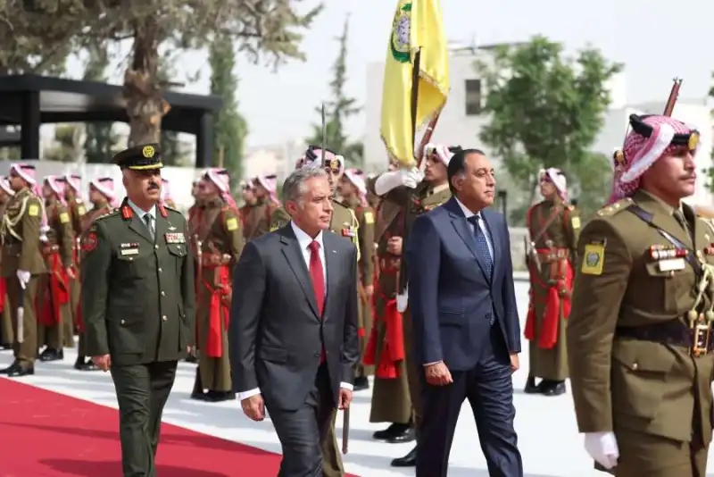 صورة حول : رئيس الوزراء جعفر حسان يستقبل نظيره المصري مصطفى مدبولي تمهيدًا لاجتماعات اللجنة العليا المشتركة رئيس الوزراء جعفر حسان يستقبل نظيره المصري مصطفى مدبولي تمهيدًا لاجتماعات اللجنة العليا المشتركة