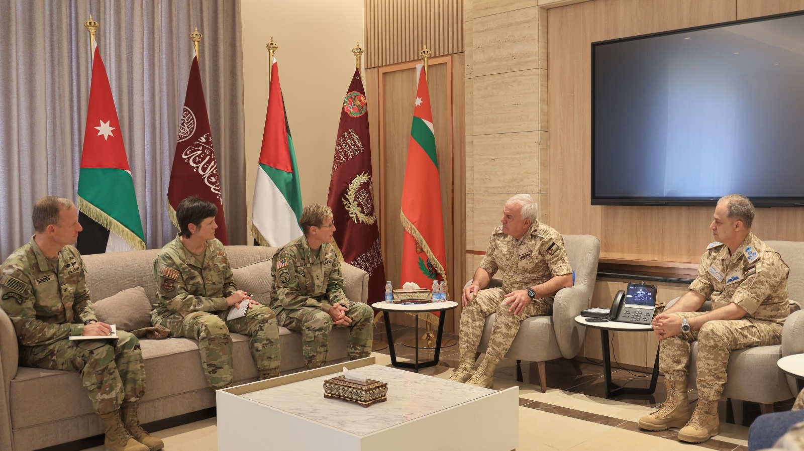 صورة حول : رئيس هيئة الأركان المشتركة يستقبل قائد الحرس الوطني لولاية كولورادو رئيس هيئة الأركان المشتركة يستقبل قائد الحرس الوطني لولاية كولورادو