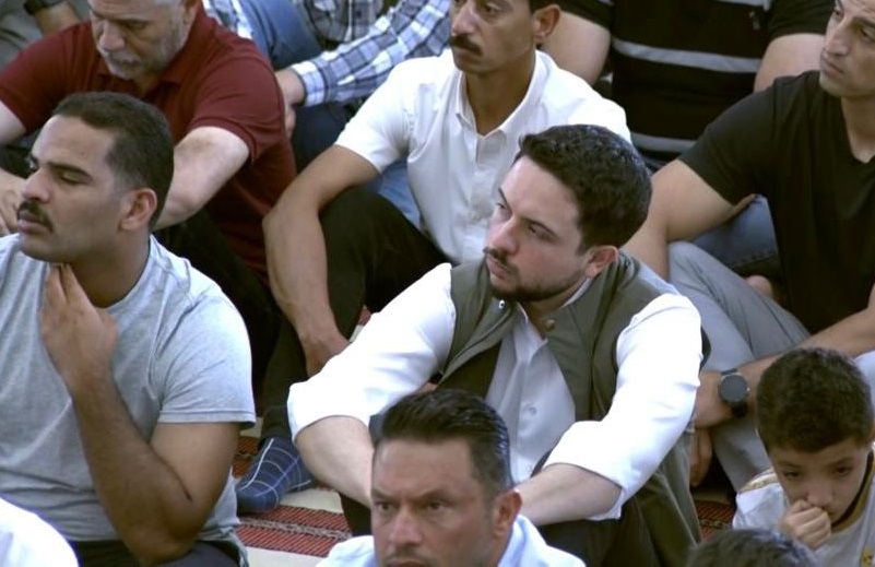 ولي العهد يشارك جموع المصلين أداء صلاة الجمعة