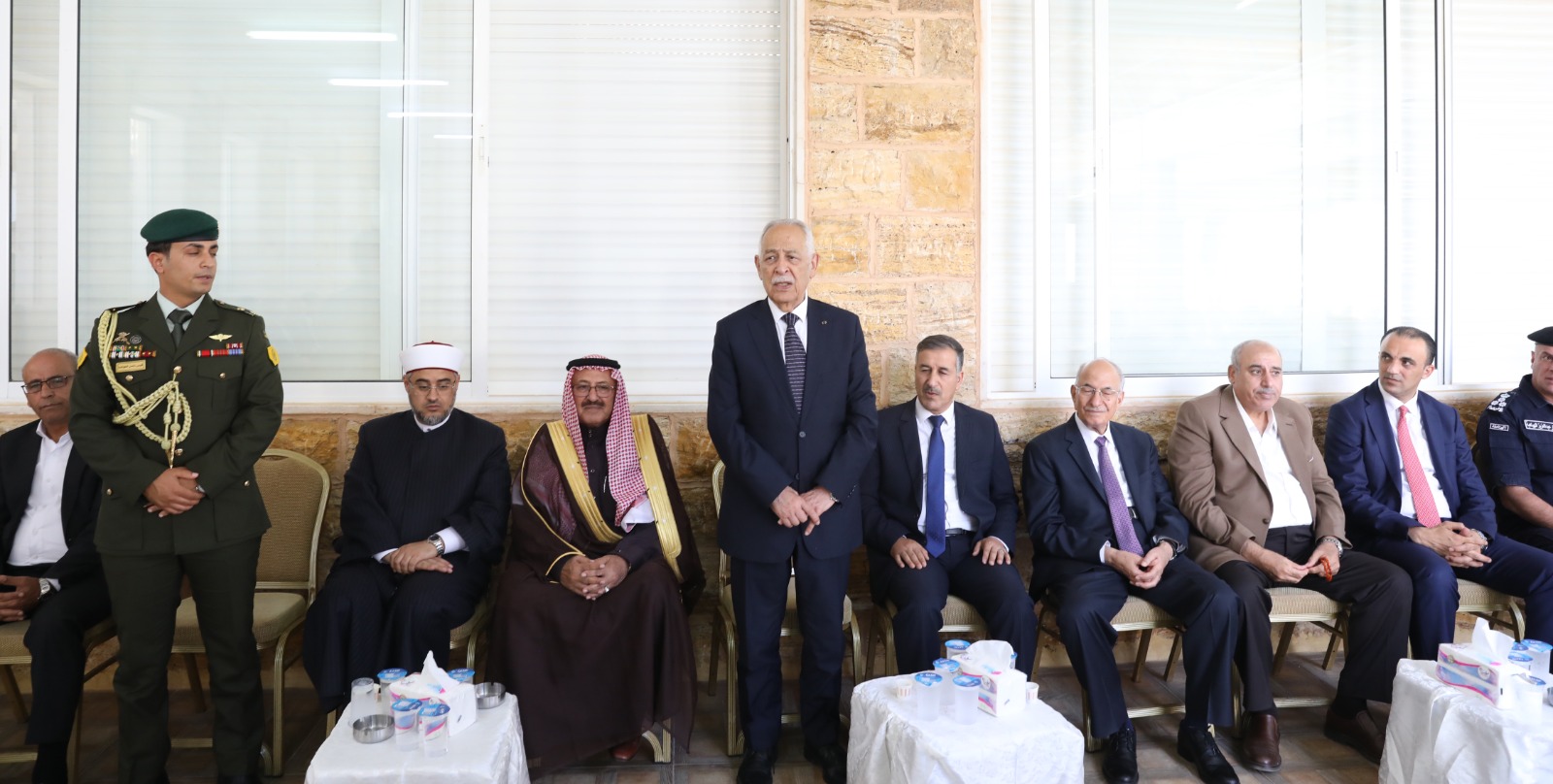 صورة حول : مندوبا عن الملك وولي العهد.. العيسوي يعزي عشيرة ابو حمور مندوبا عن الملك وولي العهد.. العيسوي يعزي عشيرة ابو حمور