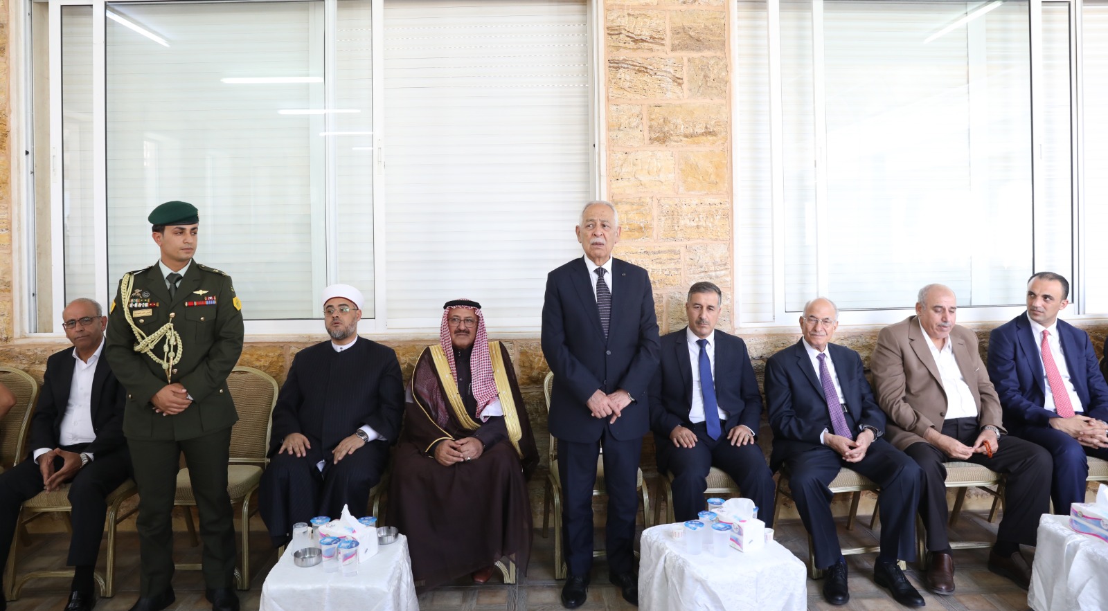 مندوبا عن الملك وولي العهد.. العيسوي يعزي عشيرة ابو حمور