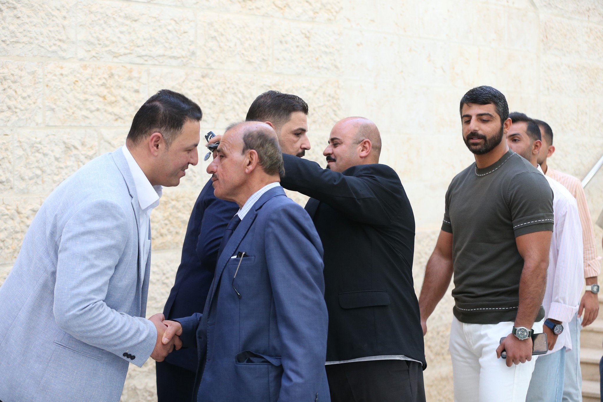 بالصور .. أبناء المرحوم الحاج صالح الهنداوي يحتفلون بزفاف شقيقهم سعد