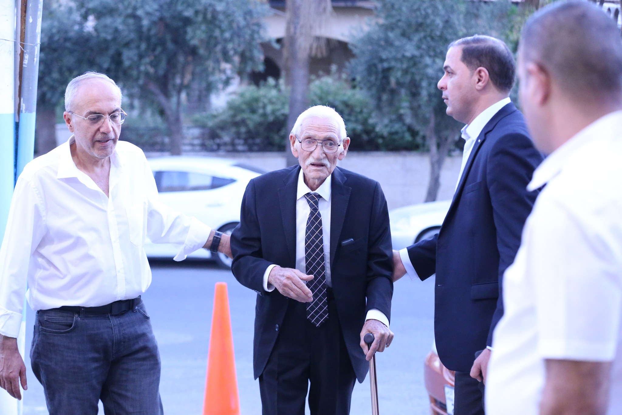 بالصور .. أبناء المرحوم الحاج صالح الهنداوي يحتفلون بزفاف شقيقهم سعد