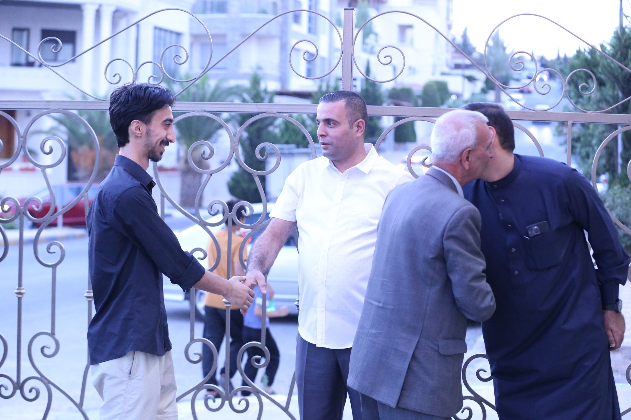 بالصور .. أبناء المرحوم الحاج صالح الهنداوي يحتفلون بزفاف شقيقهم سعد