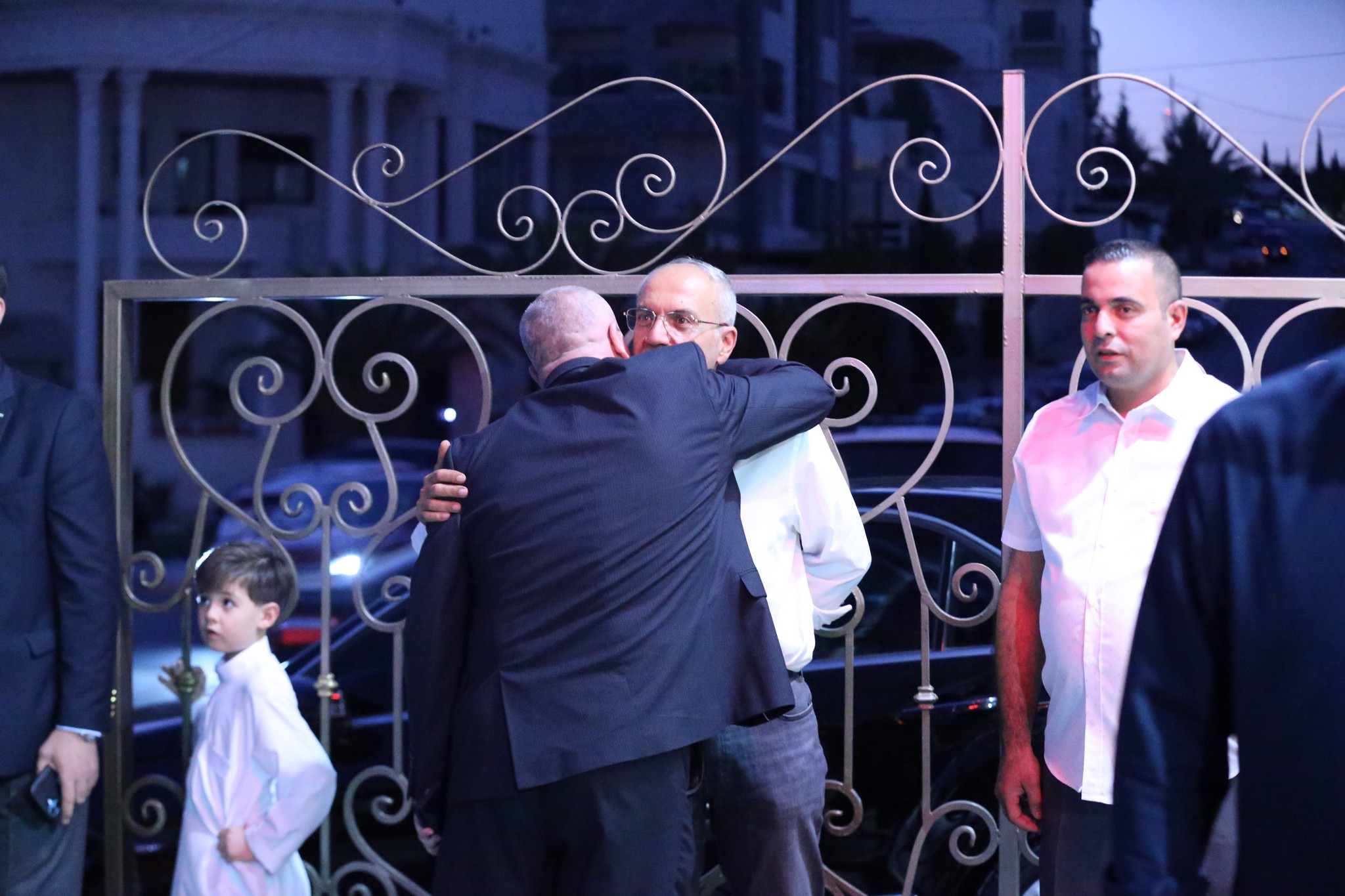 بالصور .. أبناء المرحوم الحاج صالح الهنداوي يحتفلون بزفاف شقيقهم سعد