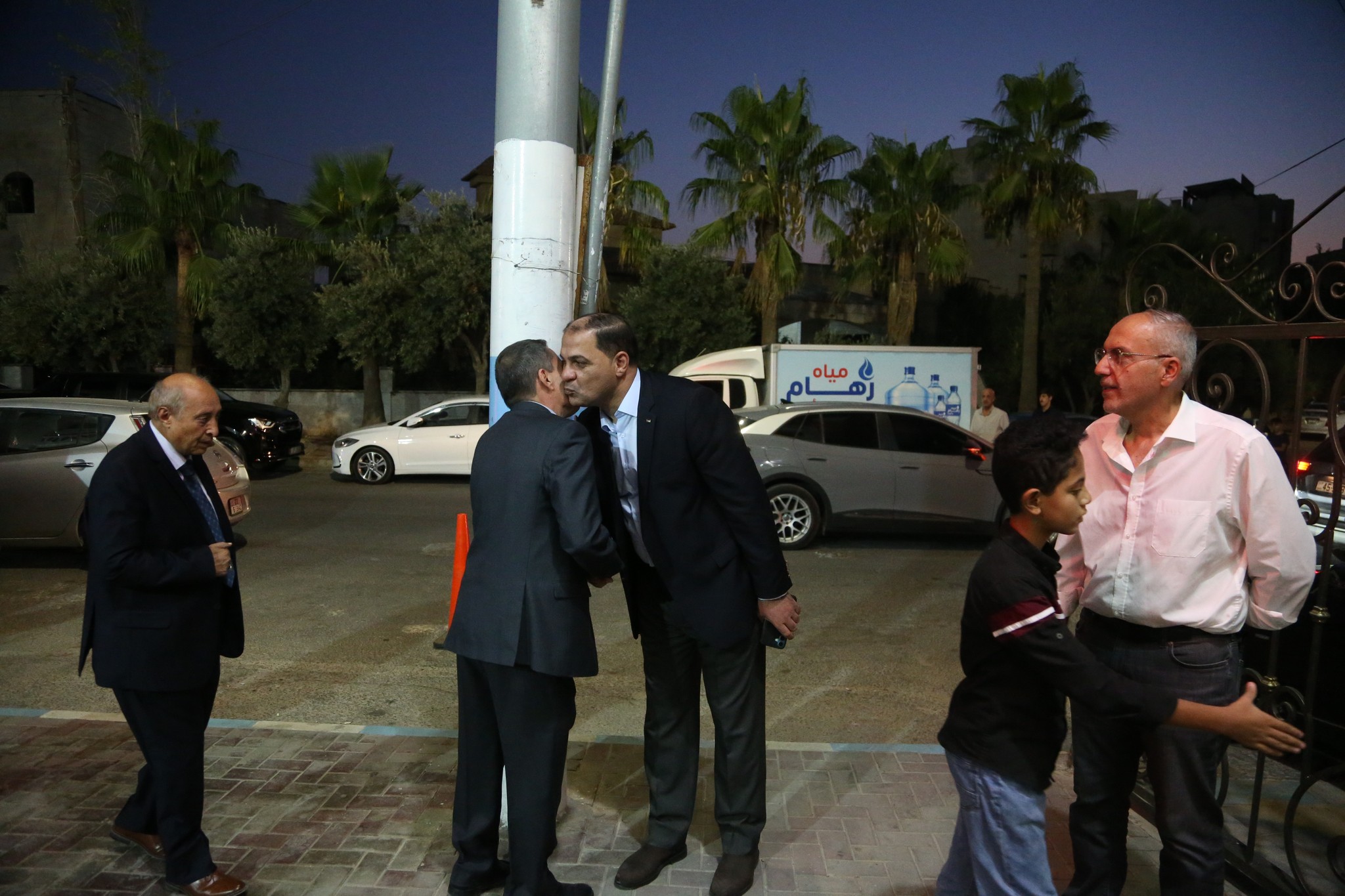 بالصور .. أبناء المرحوم الحاج صالح الهنداوي يحتفلون بزفاف شقيقهم سعد