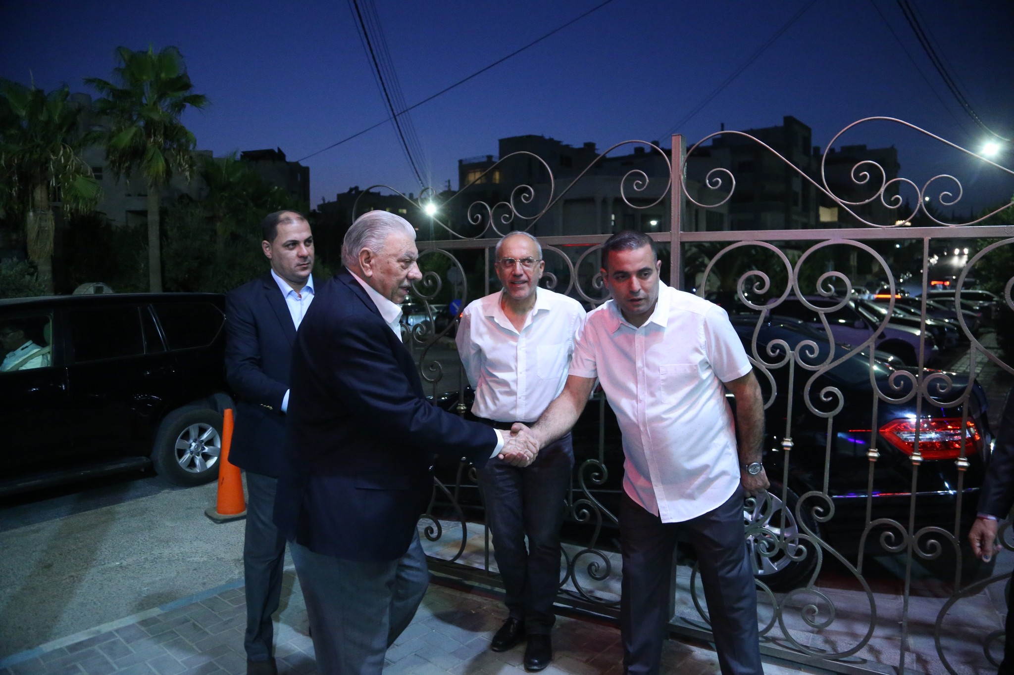 بالصور .. أبناء المرحوم الحاج صالح الهنداوي يحتفلون بزفاف شقيقهم سعد