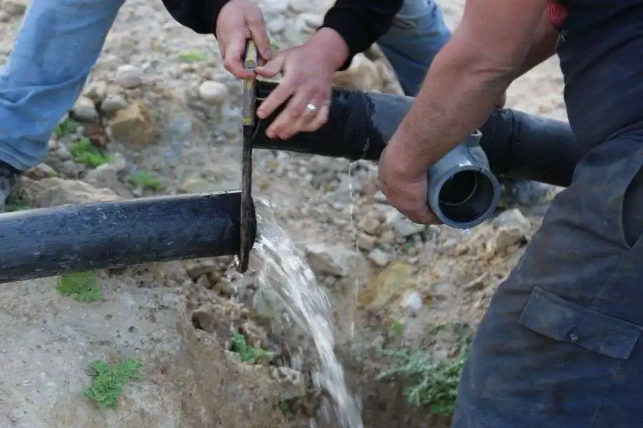 عاجل| ضبط اعتداء على خط مياه معالج في الجيزة يهدد حصص المزارعين