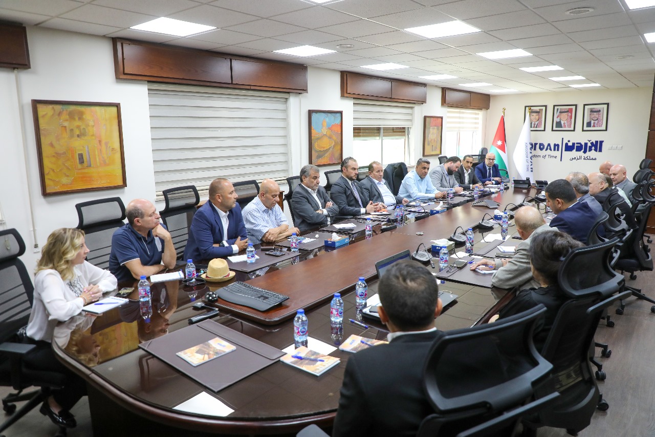 وزير السياحة والآثار يبحث مع الجمعيات السياحية سبل مواجهة التحديات وتعزيز تنافسية القطاع