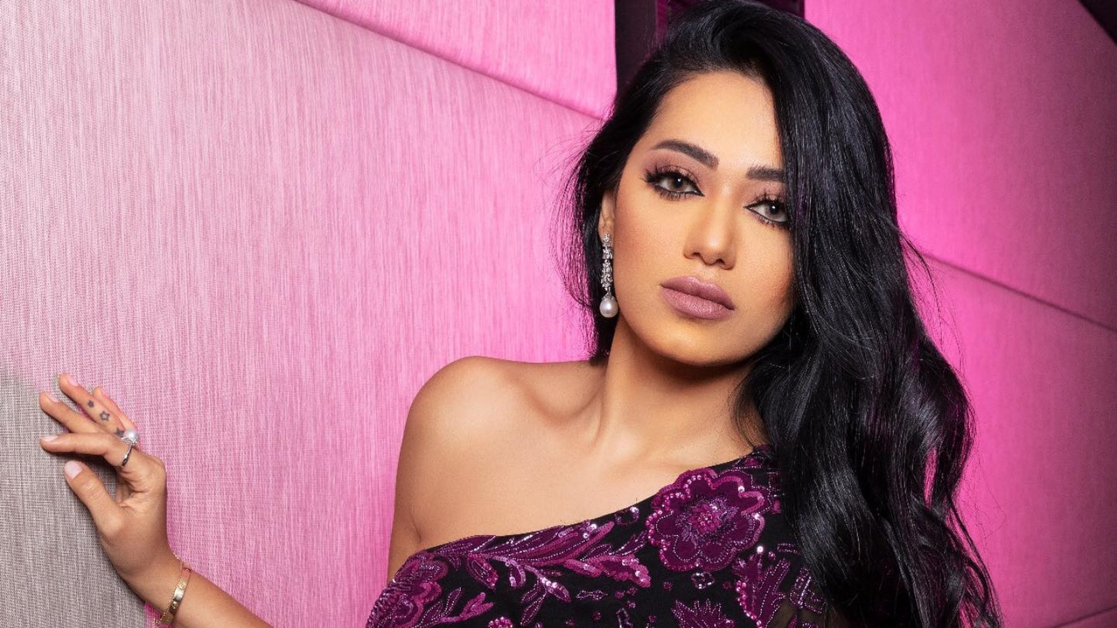 صورة حول : رحمة رياض تكشف سبب إخفاء ملامح ابنتها عالية رحمة رياض تكشف سبب إخفاء ملامح ابنتها عالية