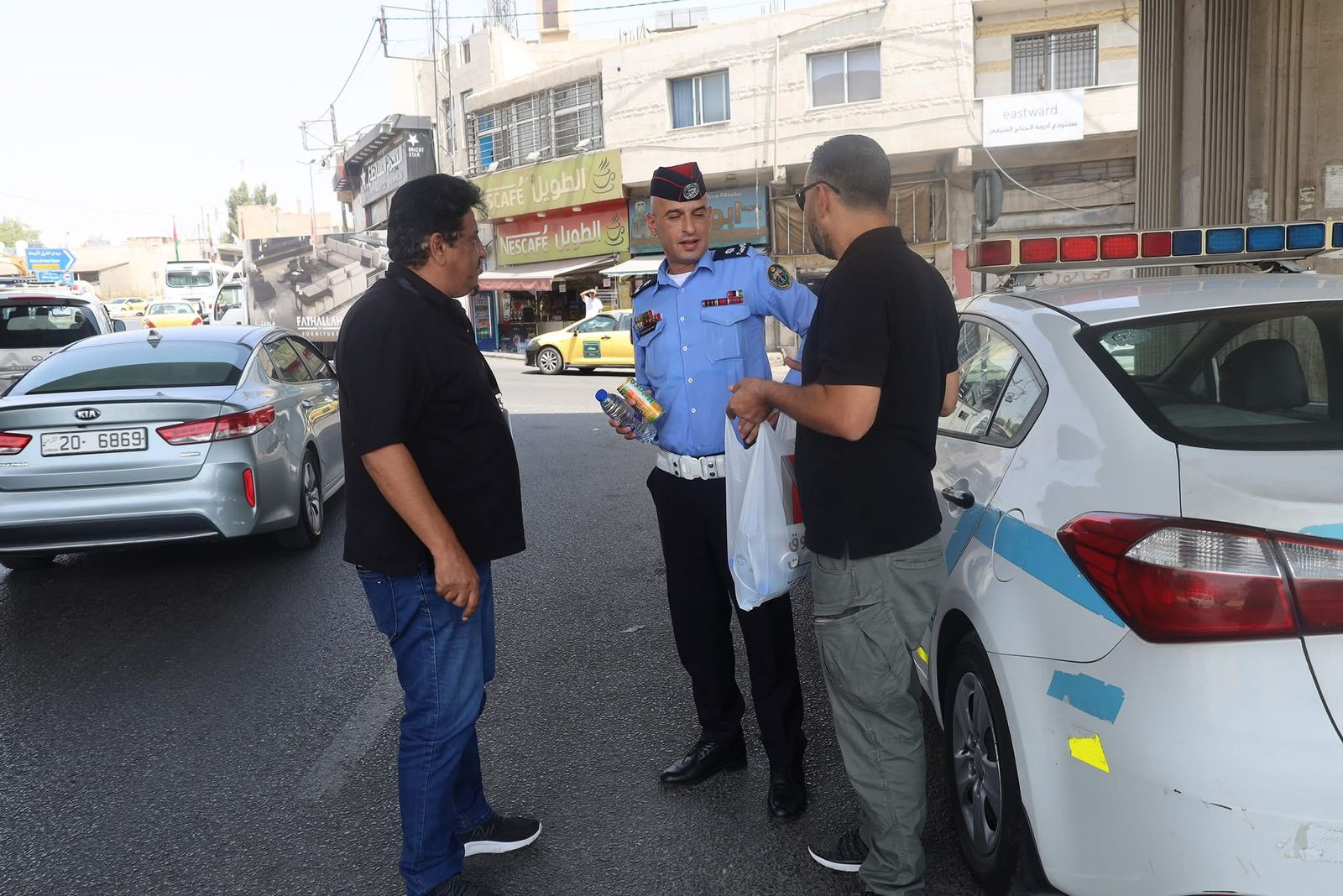 لمسة وفاء وعطاء من هيئة تنظيم قطاع الاتصالات تبرّد قلوب رجال الأمن وعمّال الوطن تحت شمس الحارة