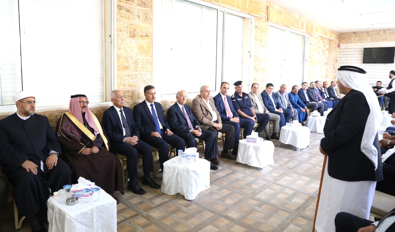 مندوبا عن الملك وولي العهد.. العيسوي يعزي عشيرة ابو حمور