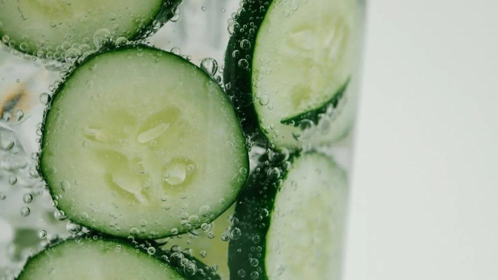 صورة حول : فوائد ماء الخيار للصحة والبشرة فوائد ماء الخيار للصحة والبشرة