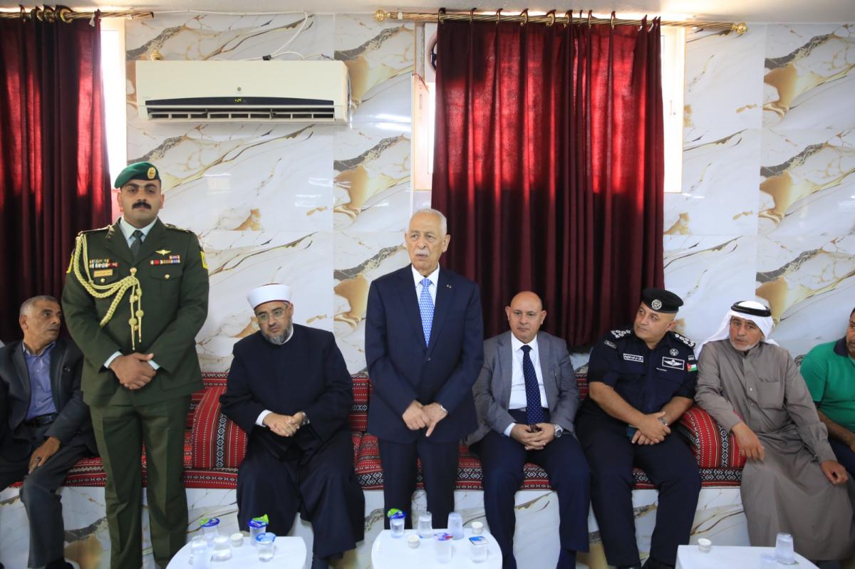 صورة حول : مندوبا عن الملك وولي العهد .. العيسوي يعزي الشرايري والعزام والناصر والزبون مندوبا عن الملك وولي العهد .. العيسوي يعزي الشرايري والعزام والناصر والزبون