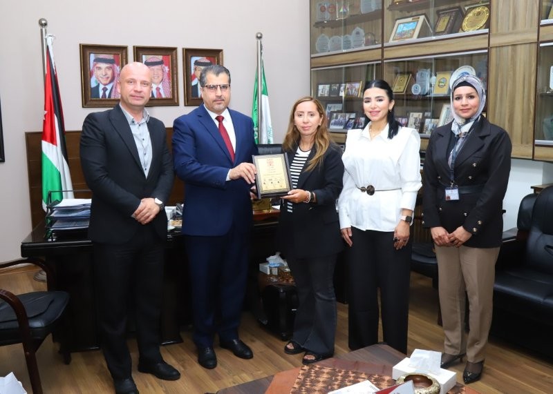 صورة حول : رئيس جامعة البترا يؤكد أهمية العمل التطوعي خلال استضافة الجامعة جلسة تعريفية بجائزة الحسين بن عبد الله الثاني رئيس جامعة البترا يؤكد أهمية العمل التطوعي خلال استضافة الجامعة جلسة تعريفية بجائزة الحسين بن عبد الله الثاني