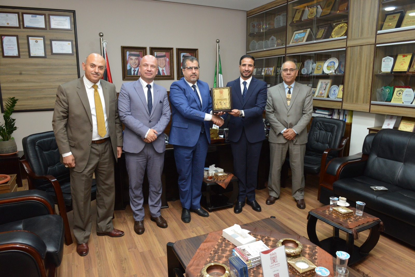 صورة حول : جامعة البترا تكرّم الإعلامي محمد الفايز مراسل قناة المملكة جامعة البترا تكرّم الإعلامي محمد الفايز مراسل قناة المملكة