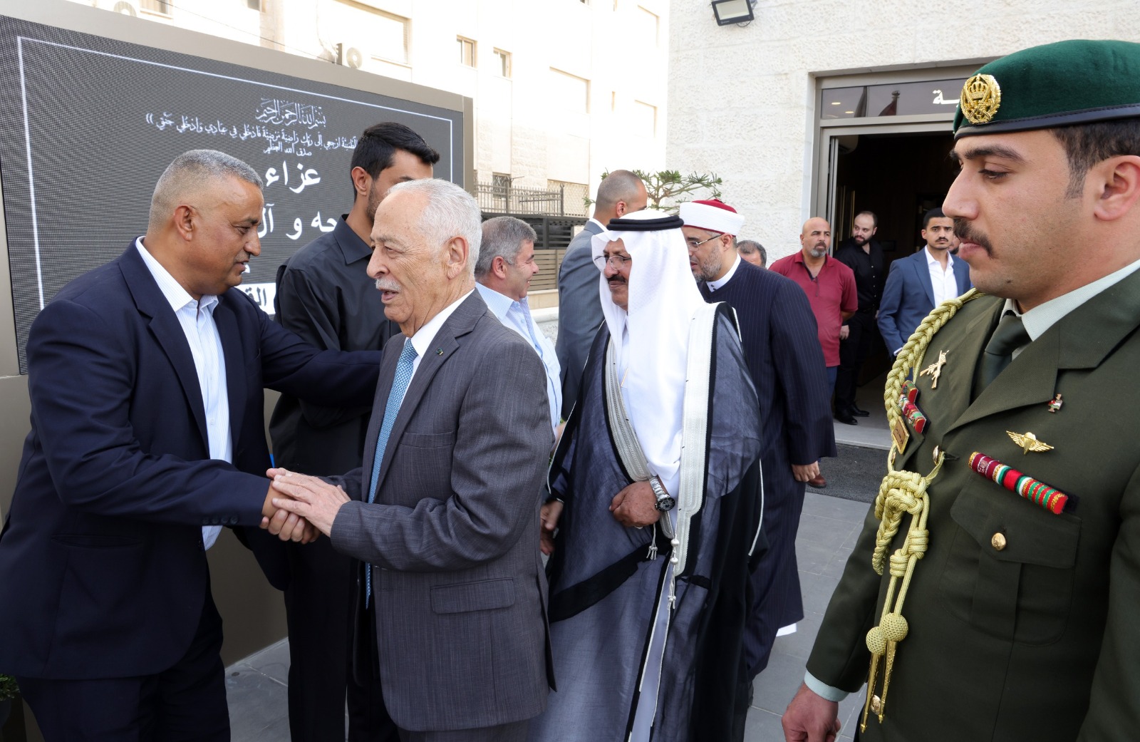 مندوبا عن الملك وولي العهد.. العيسوي يعزي آل جمعة وأبو جاموس والعساف