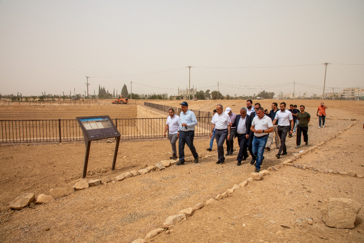 وزير السياحة والآثار يتفقد سير العمل في مشروع تطوير موقع قلعة القطرانة الأثري