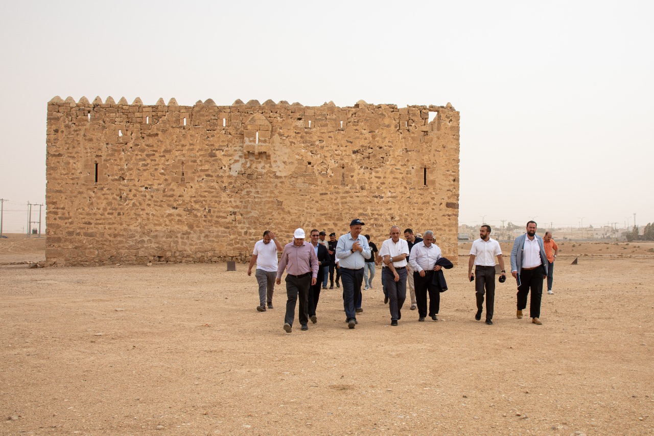 وزير السياحة والآثار يتفقد سير العمل في مشروع تطوير موقع قلعة القطرانة الأثري