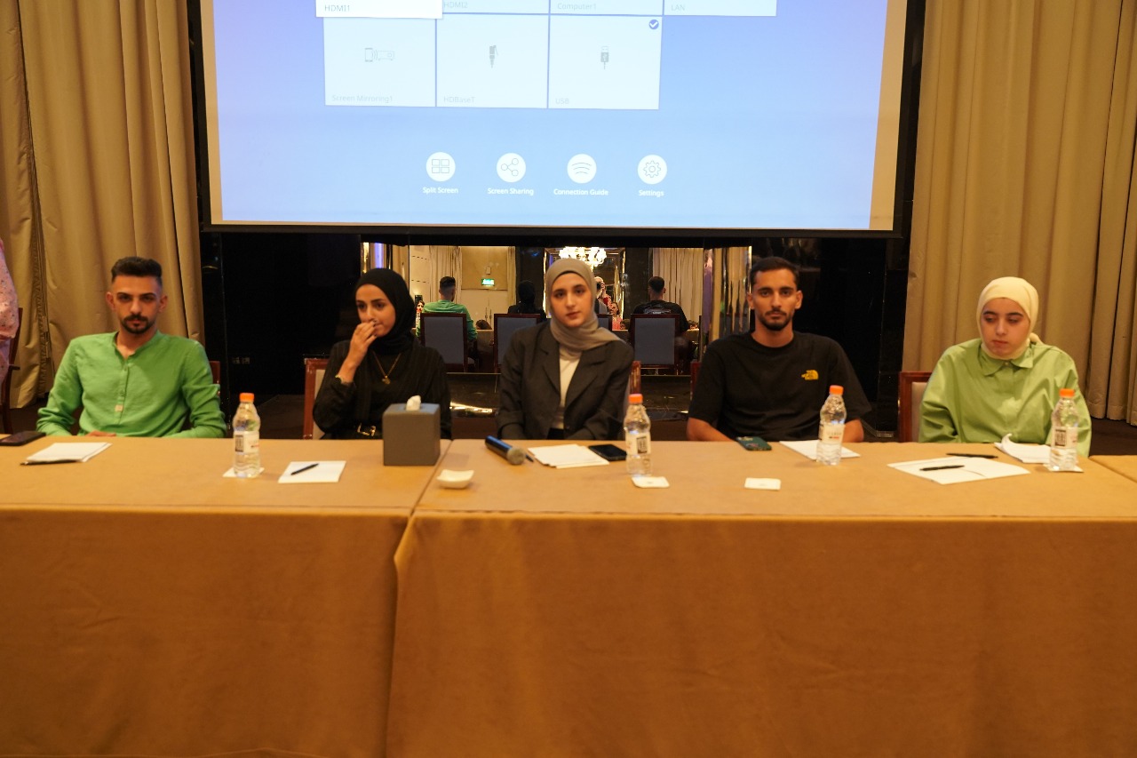 جلسة مفتوحة بلا طاولات"... طلاب يناقشون التضليل الإعلامي وخطاب الكراهية في عمّان