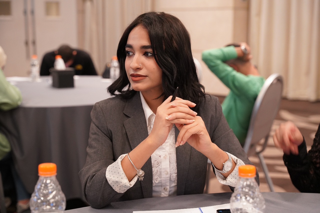 جلسة مفتوحة بلا طاولات"... طلاب يناقشون التضليل الإعلامي وخطاب الكراهية في عمّان