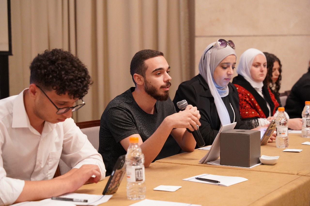 جلسة مفتوحة بلا طاولات"... طلاب يناقشون التضليل الإعلامي وخطاب الكراهية في عمّان