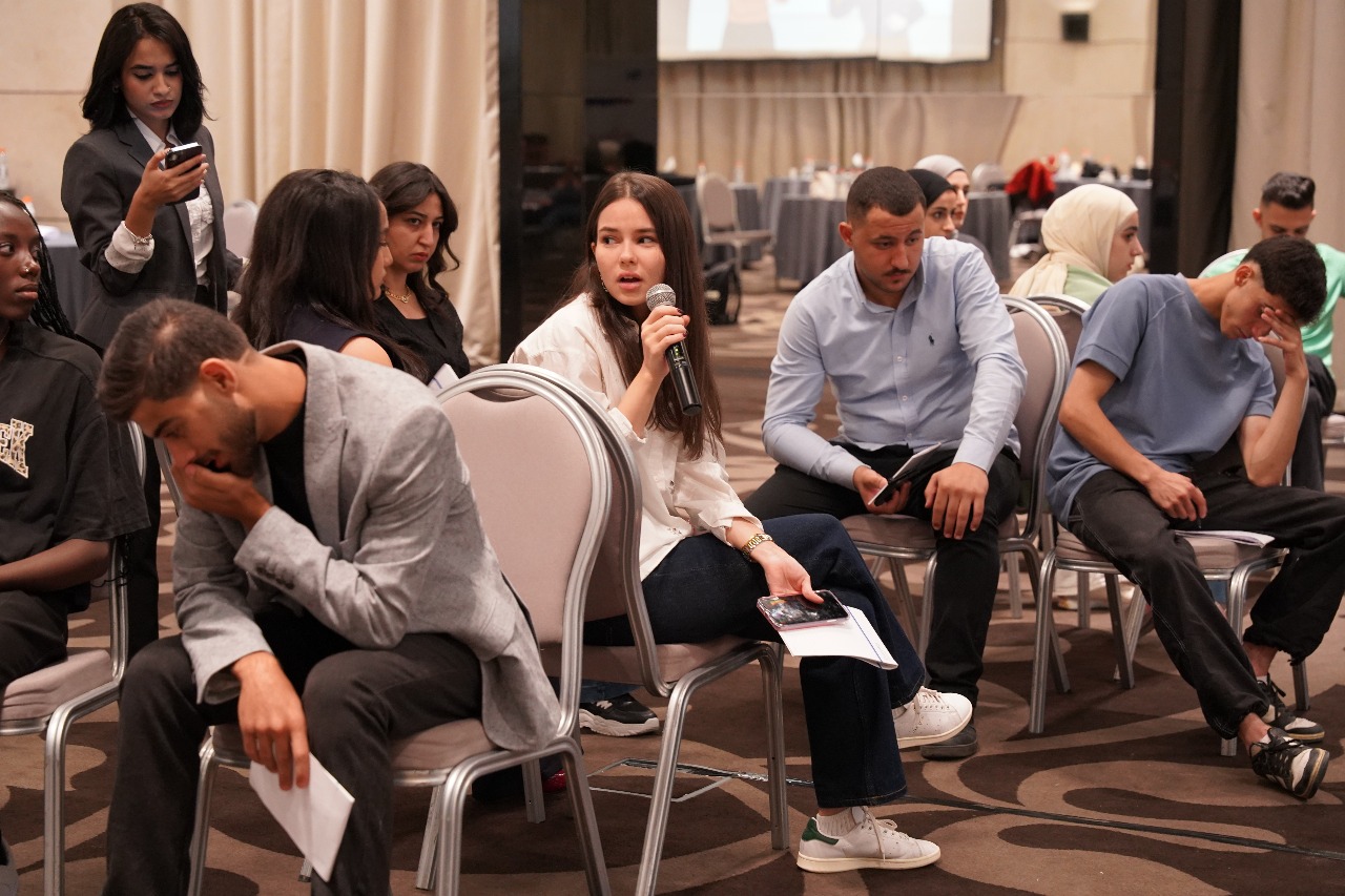 جلسة مفتوحة بلا طاولات"... طلاب يناقشون التضليل الإعلامي وخطاب الكراهية في عمّان