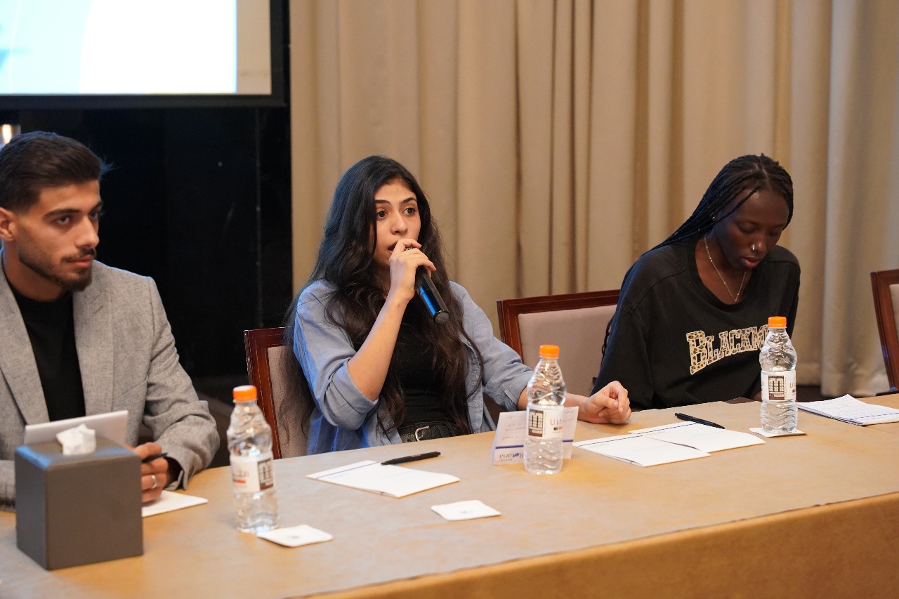 جلسة مفتوحة بلا طاولات"... طلاب يناقشون التضليل الإعلامي وخطاب الكراهية في عمّان