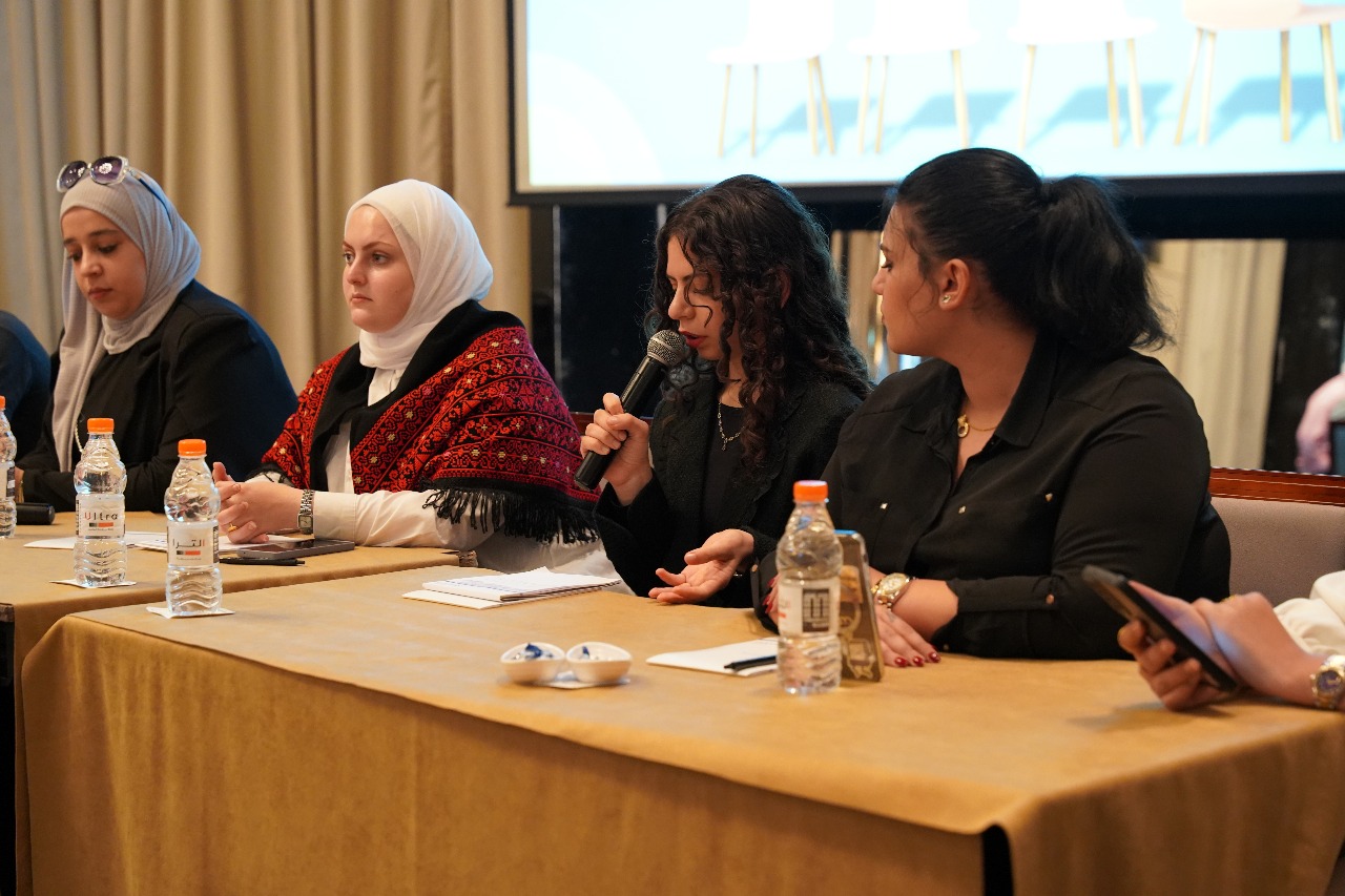 جلسة مفتوحة بلا طاولات"... طلاب يناقشون التضليل الإعلامي وخطاب الكراهية في عمّان