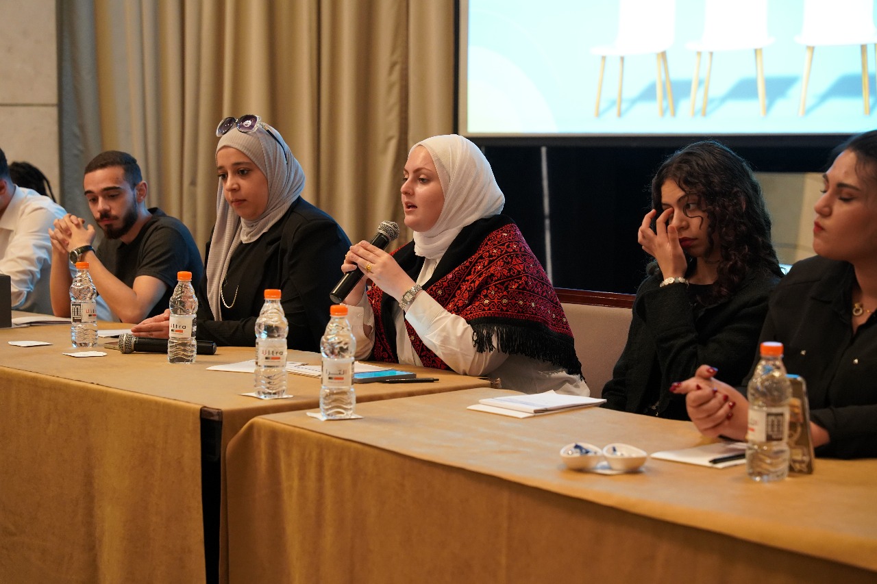 جلسة مفتوحة بلا طاولات"... طلاب يناقشون التضليل الإعلامي وخطاب الكراهية في عمّان