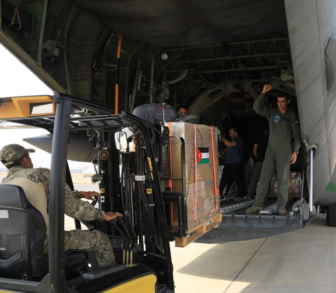 الأردن ينفذ إنزالاً جوياً جديداً لإيصال المساعدات إلى غزة بمشاركة دولية