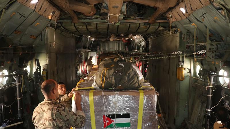 صورة حول : الأردن يواصل إنجازاته الإنسانية.. إنزال جوي جديد إلى غزة بـ106 أطنان من المساعدات الأردن يواصل إنجازاته الإنسانية.. إنزال جوي جديد إلى غزة بـ106 أطنان من المساعدات