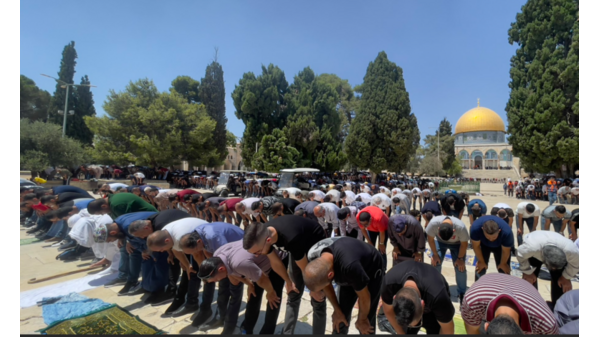 ‎40 ألفا يؤدون صلاة الجمعة في المسجد الأقصى رغم قيود الاحتلال