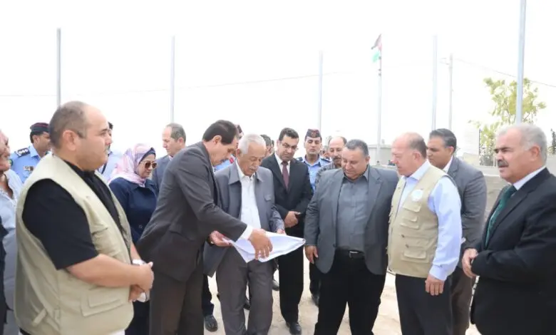 صورة حول : عاجل | العيسوي يتفقد مشاريع المبادرات الملكية في المفرق ويطلع على مراحل الإنجاز عاجل | العيسوي يتفقد مشاريع المبادرات الملكية في المفرق ويطلع على مراحل الإنجاز