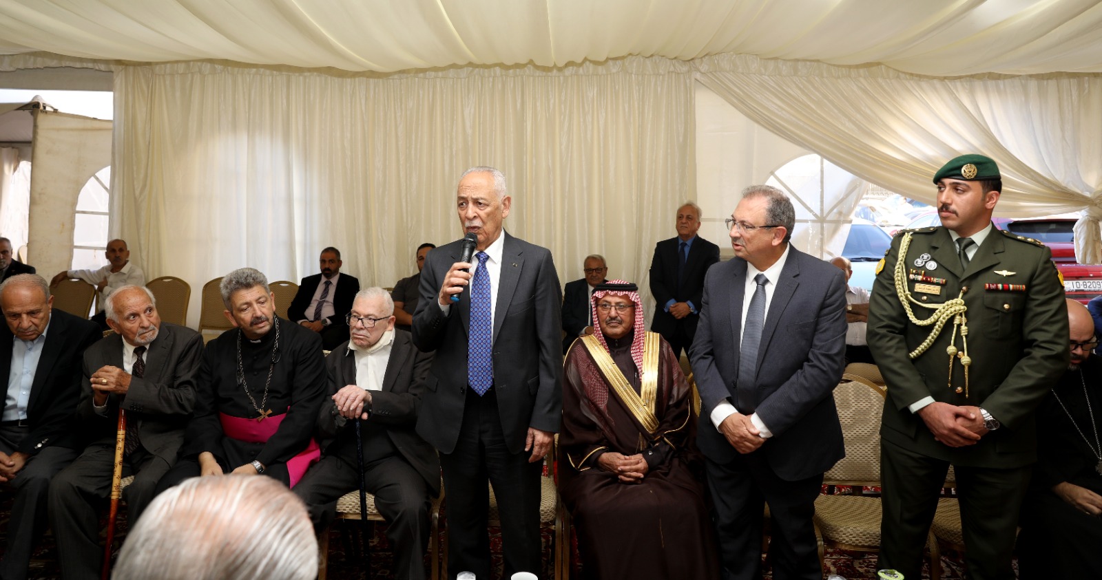 صورة حول : مندوبا عن الملك وولي العهد العيسوي يعزي عشيرة حداد وآل عصفور مندوبا عن الملك وولي العهد العيسوي يعزي عشيرة حداد وآل عصفور