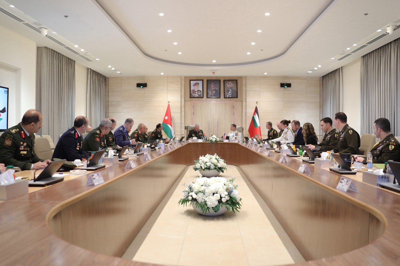 رئيس هيئة الأركان المشتركة يستقبل قائد القوات المركزية الأمريكية في عمان