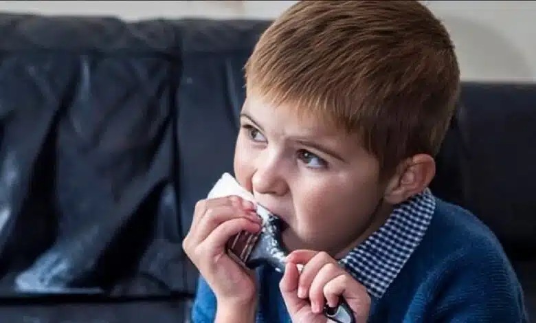 طفل يلتهم جدران غرفته… والعائلة تطلب مسكناً عاجلاً آمنًا