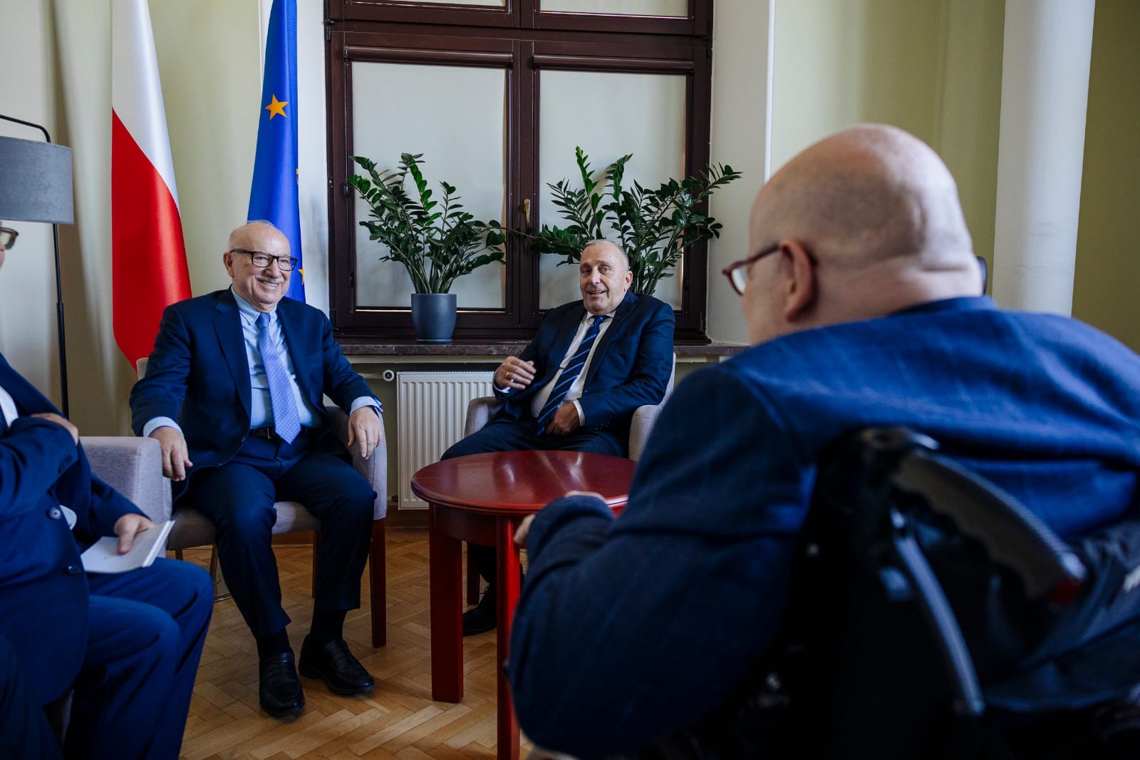 العين الكسبي يجري لقاءً مع أعضاء مجلس الشيوخ البولندي في وارسو