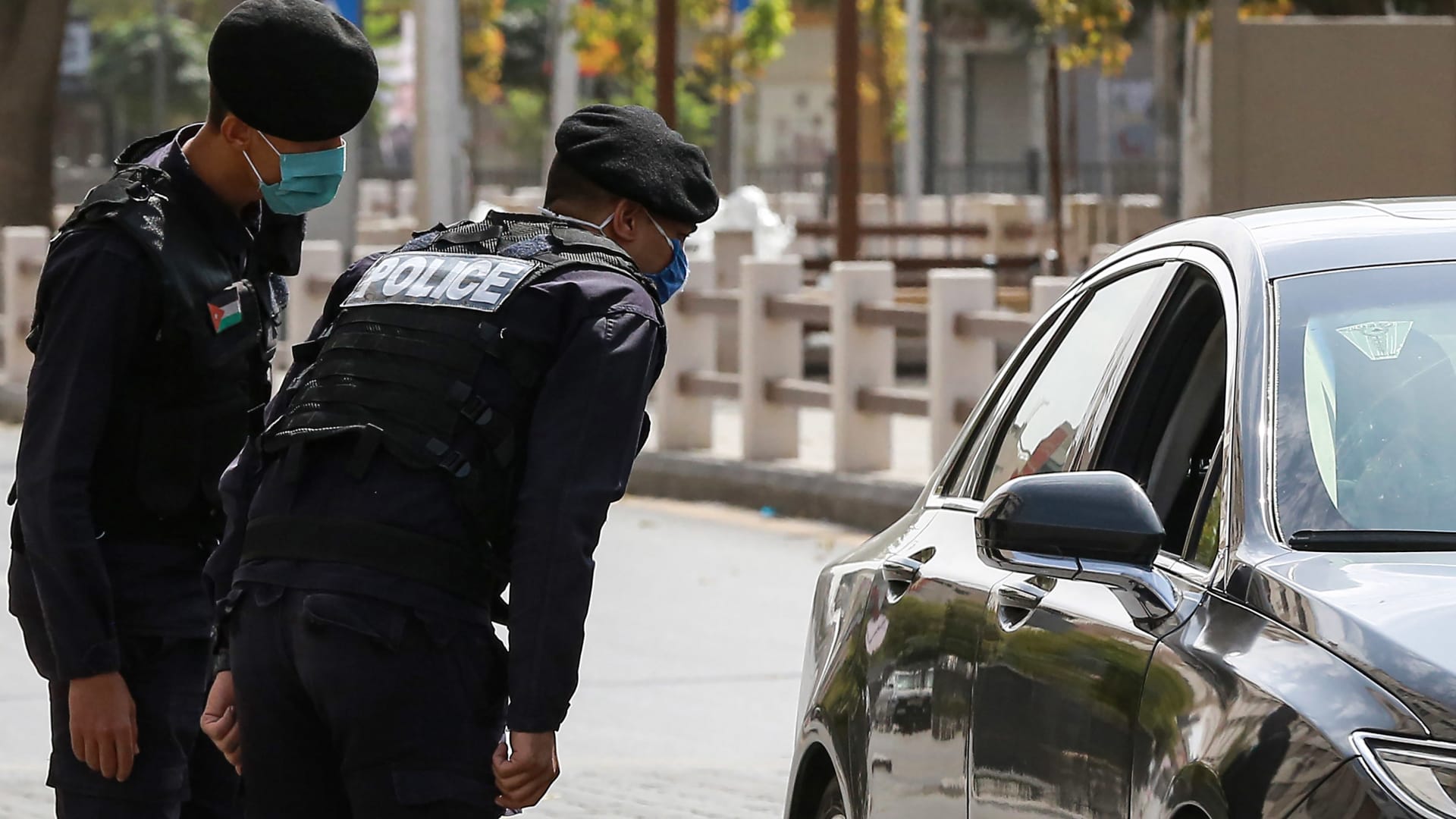 عاجل | الأمن العام ينقذ سيدة عقب تعرضها لغيبوبة داخل مركبتها