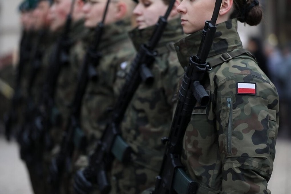 بولندا تحشد 40 ألف جندي على الحدود