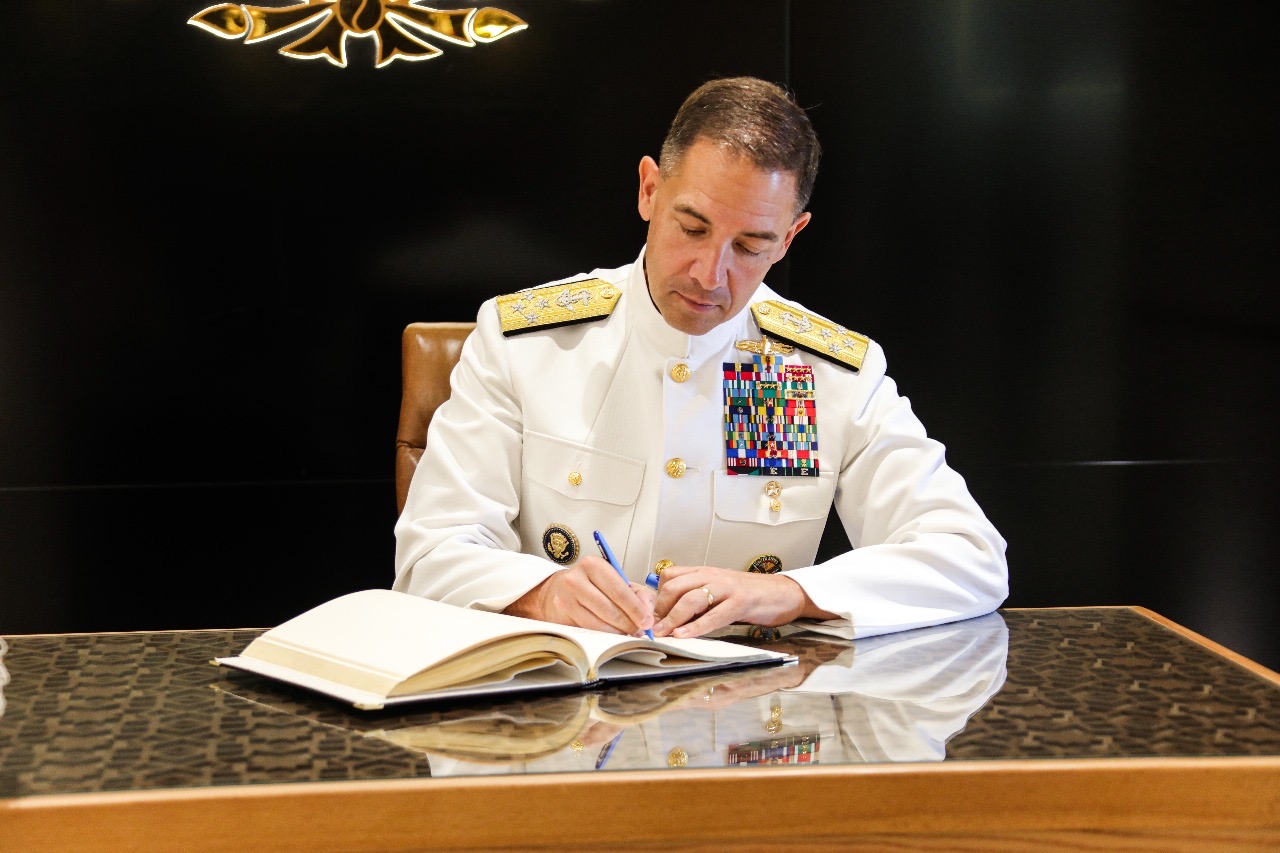 رئيس هيئة الأركان المشتركة يستقبل قائد القوات المركزية الأمريكية في عمان