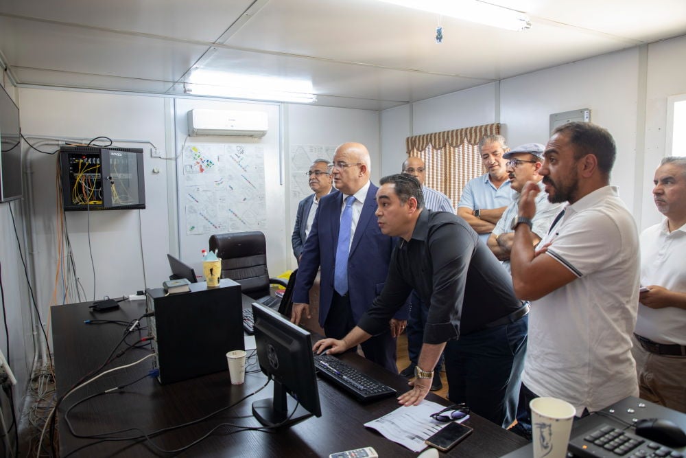 رئيس الجامعة الهاشمية يتفقد محطتي الطاقة الشمسية وتحلية المياه