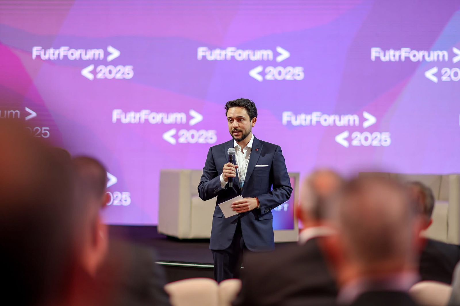 عاجل | ولي العهد يلتقي رئيس المنتدى الاقتصادي العالمي