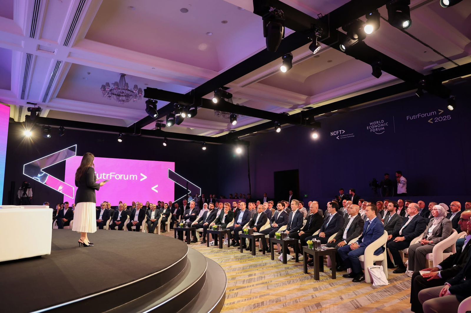 عاجل | ولي العهد يلتقي رئيس المنتدى الاقتصادي العالمي